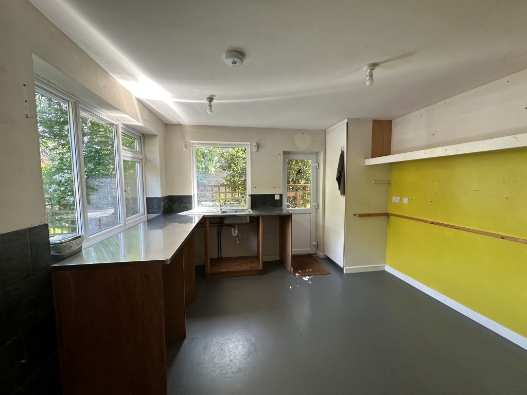 Lot: 125 - THREE-BEDROOM DETACHED HOUSE WITH POTENTIAL - Kitchen with access to back garden and side access